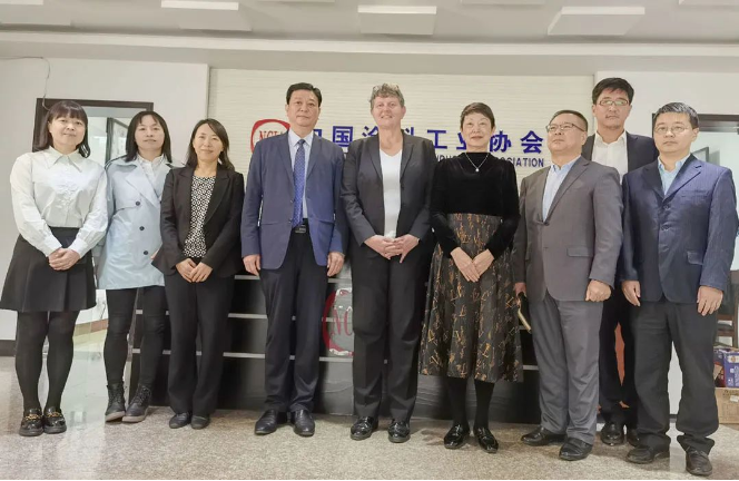 So<i></i>nja Schulte女士表示，她完全贊同劉普軍會長的看法，并表示文森公司對中國涂料行業(yè)懷有深厚的感情，希望與中國合作伙伴進(jìn)一步深化合作，開展更多涉及中國涂料行業(yè)的業(yè)務(wù)。