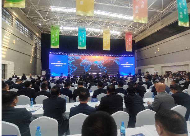 2023中國產(chǎn)業(yè)轉(zhuǎn)移發(fā)展對(duì)接活動(dòng)(新疆)在昌吉市盛大開幕，這一活動(dòng)的主題為“開放、合作、同心、共贏”。輪臺(tái)縣人民政府黨組成員、副縣長嵇重峰帶領(lǐng)縣商工局、招商服務(wù)局中心及11家企業(yè)15人參加活動(dòng)，在會(huì)上，成功簽約了2個(gè)重要項(xiàng)目，合同金額高達(dá)30.5億元。