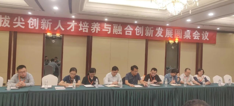 此外，論壇期間還召開了“拔尖創(chuàng)新人才培養(yǎng)與融合創(chuàng)新發(fā)展圓桌會(huì)議”，孫洪廣黨委書記主持了會(huì)議。與會(huì)代表，包括橡膠教研室的老師、知名企業(yè)家以及技術(shù)骨干等30余人，共同討論了學(xué)校卓越工程師培養(yǎng)模式、新型人才培養(yǎng)方案修訂、實(shí)訓(xùn)基地建設(shè)等議題。通過激烈的討論，會(huì)議形成了10余條有益的建議。孫洪廣總結(jié)表示，學(xué)校和企業(yè)將繼續(xù)發(fā)揮各自的優(yōu)勢(shì)，拓寬合作領(lǐng)域，未來在學(xué)科建設(shè)、教育培訓(xùn)和科研合作等方面深化合作，為橡膠行業(yè)的高質(zhì)量發(fā)展提供有力的支持。