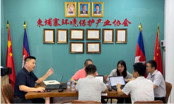 雙星(柬埔寨)輪胎有限公司召開項(xiàng)目環(huán)評答辯技術(shù)準(zhǔn)備工作會議。與會人員包括柬埔寨環(huán)境保護(hù)產(chǎn)業(yè)協(xié)會(EPIAC)執(zhí)行會長郭衍平、副會長王順金、協(xié)會環(huán)評專家索馬博士，以及雙星輪胎項(xiàng)目經(jīng)理李建華和技術(shù)廠長孫萬亮。