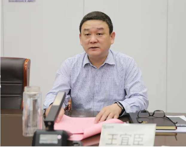 棗礦橡膠公司黨委書記王宜臣主持了會議，并就貫徹會議精神提出了要求。他強調了在安全、環(huán)保、信訪工作上要下更大的功夫，同時在攻堅沖刺方面要采取迅速行動。此外，他強調了拓展升級的重要性，以促進橡膠產業(yè)的持續(xù)發(fā)展。