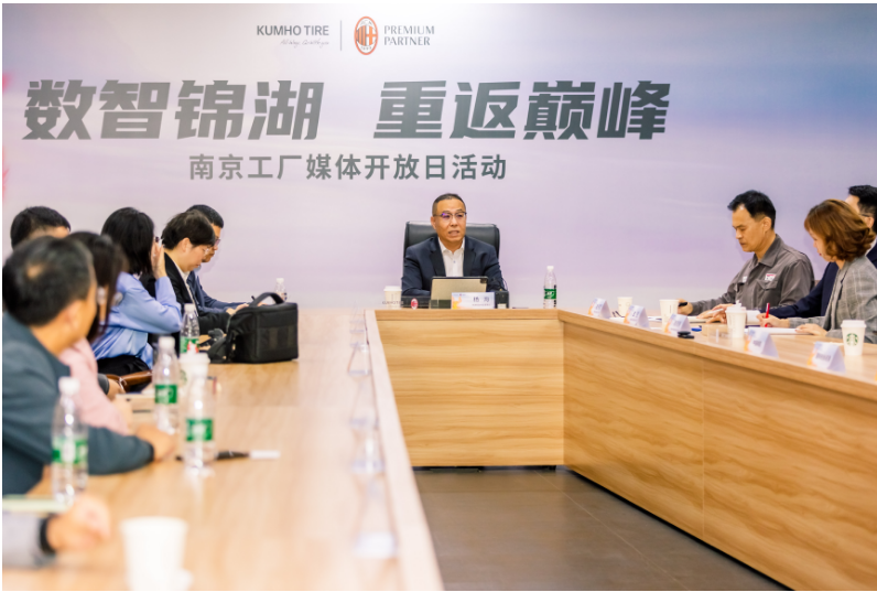 除了在研發(fā)、產(chǎn)品、智能制造等方面的發(fā)展，錦湖輪胎還通過各種賽事營銷活動(dòng)和投資進(jìn)一步提升其品牌形象，如與意大利AC米蘭球隊(duì)簽訂高級(jí)合作伙伴關(guān)系。錦湖輪胎的持續(xù)努力和創(chuàng)新在其業(yè)績和可持續(xù)經(jīng)營方面都取得了顯著的成就。