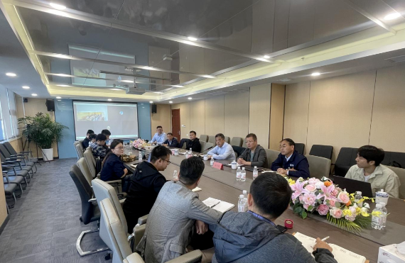 黑貓股份黨委副書記兼董事長魏明出席了青島黑貓研究院新產(chǎn)品推廣協(xié)調(diào)會。會議還邀請了黑貓股份副總經(jīng)理?xiàng)盍帧⒑谪埞煞萏亢谑聵I(yè)部負(fù)責(zé)人戚倫輝、青島黑貓負(fù)責(zé)人王宏，以及黑貓股份旗下各基地相關(guān)部門負(fù)責(zé)人出席。