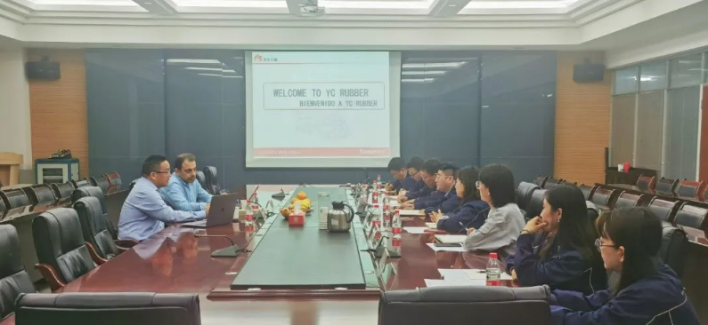 南美地區(qū)的商務(wù)代表蒞臨延長(zhǎng)橡膠公司進(jìn)行考察與交流。延長(zhǎng)橡膠總經(jīng)理張航偉、海外銷售部經(jīng)理李丹等相關(guān)人員，接待來(lái)訪人員。