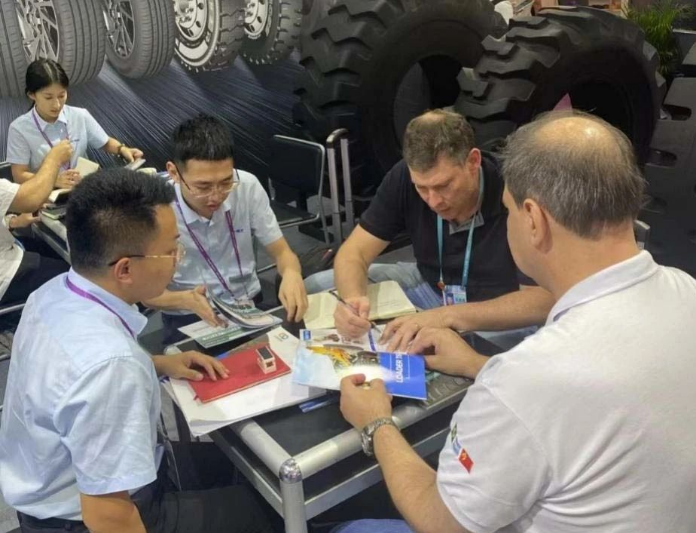 在廣交會(huì)展期內(nèi)，棗礦橡膠的銷售團(tuán)隊(duì)接待了約200名新老客戶，涵蓋了大約50個(gè)國(guó)家和地區(qū)。這些客戶對(duì)公司提供的全品類產(chǎn)品品質(zhì)給予了高度評(píng)價(jià)，對(duì)其表現(xiàn)出極大的滿意度。