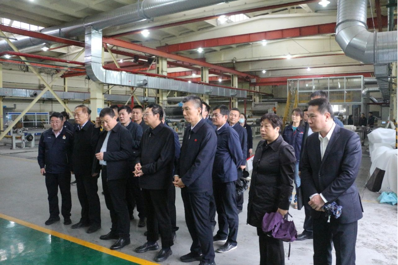 全國政協(xié)常委、陜西省政協(xié)副主席范九倫一行于10月18日前往陜西延長石油西北橡膠有限公司，就“強化關(guān)中地區(qū)大氣污染治理”進行了深入的民主監(jiān)督調(diào)研。咸陽市政協(xié)黨組書記、主席李曉靜也同行參與了此次調(diào)研。延長石油集團副總經(jīng)理李軍、西橡公司總經(jīng)理兼黨委副書記張航偉，以及副總經(jīng)理寧博等公司高層也積極參與了此次調(diào)研活動。