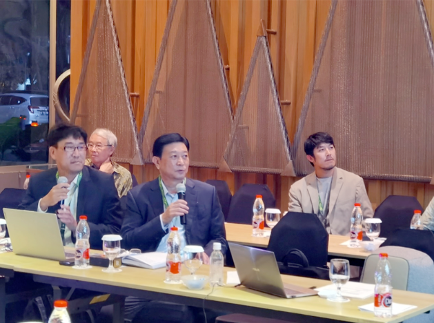 當(dāng)天下午，劉普軍一行再次聚集在世界涂料理事會(huì)(WCC)亞洲區(qū)域線上報(bào)告會(huì)，劉普軍繼續(xù)關(guān)注中國涂料行業(yè)的發(fā)展，為與會(huì)代表呈現(xiàn)了發(fā)展報(bào)告。
