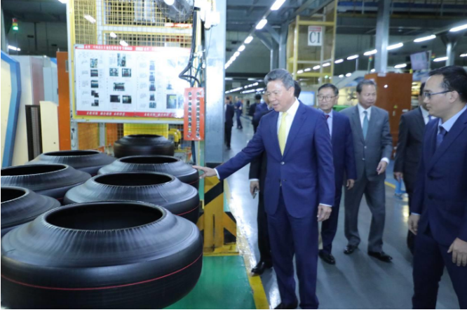 柬埔寨副首相孫占托于10月21日訪問廣州，考察了多家企業(yè)，其中包括廣州工業(yè)投資控股集團(tuán)有限公司。