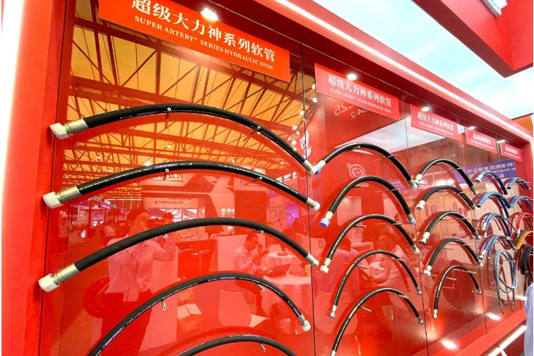 利通科技將產(chǎn)品創(chuàng)新的重心放在“低彎曲、高壓力、長壽命、多功能”上，特別注重橡膠軟管和傳動聯(lián)結(jié)件等領(lǐng)域的技術(shù)創(chuàng)新。公司還著力培育專精特新項目，致力于為工程機械提供關(guān)鍵核心零部件和一站式解決方案。