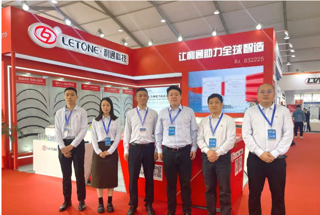其中，定制化外覆層超耐磨礦用軟管采用高分子材料外覆層，經(jīng)過2000次往復(fù)磨耗試驗，質(zhì)量毫無損失，符合GB/T12721-2007標準。另一方面，超級大力神低彎曲系列軟管以其低于ISO 18752C類標準34%的最小彎曲半徑、高壓力、以及100萬次脈沖次數(shù)的長壽命脫穎而出。這一系列軟管還配備了利通自研軟管接頭和氫化丁腈密封件，具有出色的耐久性。
