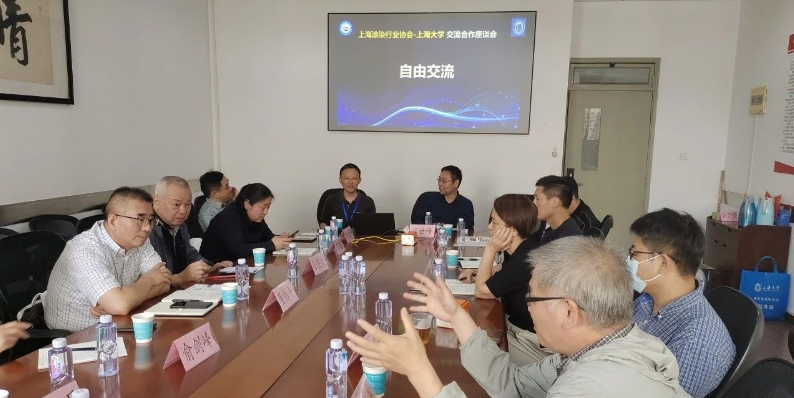 顏世峰主任對上海涂染協(xié)會的到訪表示熱烈歡迎，感謝協(xié)會對上海大學的信任。他介紹了材料學院高分子材料系的發(fā)展歷程、各科室的研究方向以及主要科研成果，提供了豐富的信息。