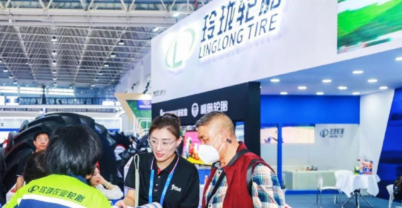 2023年中國國際農(nóng)業(yè)機(jī)械展覽會在武漢國際博覽中心盛大舉行，吸引了來自全球的眾多參展者。山東玲瓏輪胎股份有限公司攜其全系列農(nóng)業(yè)胎產(chǎn)品參展，不僅展示了公司在產(chǎn)品力、研發(fā)力和服務(wù)力方面的卓越實(shí)力，還為國內(nèi)外觀眾帶來了一場視覺盛宴。