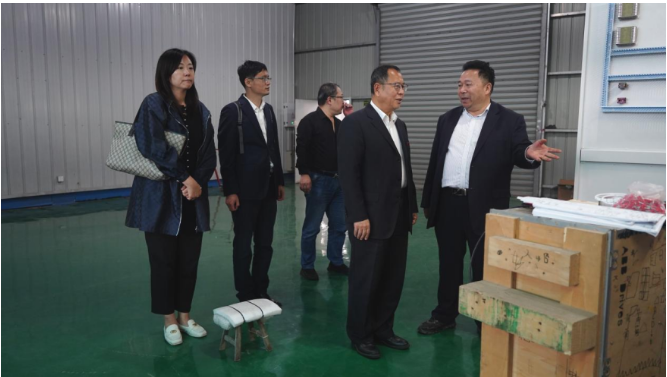 王占杰理事長(zhǎng)一行還前往張家港市繁昌機(jī)械有限公司進(jìn)行調(diào)研，得到了公司董事長(zhǎng)倪玉標(biāo)、總經(jīng)理王炳輝、銷售總監(jiān)賀曉杰等公司領(lǐng)導(dǎo)的陪同。他們一同參觀了公司的混配料設(shè)備生產(chǎn)裝配車間。