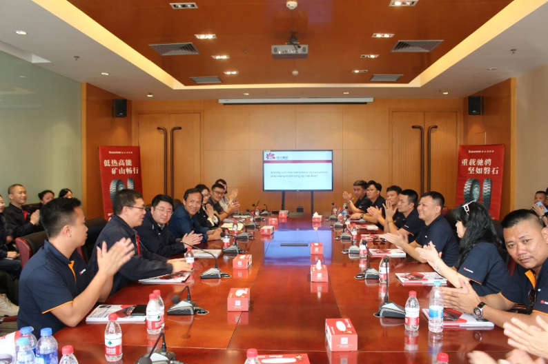 延長橡膠公司總經理助理王國強、海外銷售部經理李丹以及西橡公司總經理張航偉熱情地接待了遠道而來的海外客戶。隨后，他們與技術和業(yè)務團隊一同參加了與海外代表團的座談會。張航偉向客戶介紹了公司的發(fā)展規(guī)劃，強調公司將以市場和客戶為中心，持續(xù)提升產品和服務質量，優(yōu)化運輸結構，降低成本，改善客戶體驗，以建立持續(xù)穩(wěn)定的合作關系。