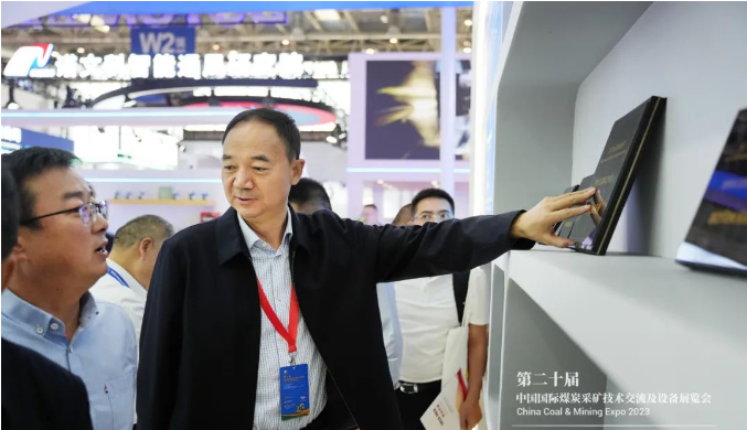 踏歌智行的高級(jí)副總裁胡團(tuán)結(jié)分享了他們的"露天礦無(wú)人駕駛運(yùn)輸關(guān)鍵技術(shù)及應(yīng)用"。他表示，他們一直在不斷改進(jìn)產(chǎn)品，提供安全、綠色、高效、經(jīng)濟(jì)的無(wú)人運(yùn)輸服務(wù)，從而使采礦更加安全和智能。
