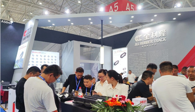展會上，金利隆橡膠履帶產(chǎn)品展臺吸引了眾多國內(nèi)外客戶前來參觀和交流。