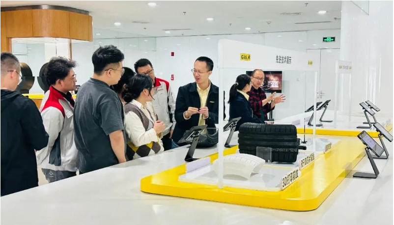佳通輪胎在長城汽車的哈弗技術(shù)中心二樓展廳舉辦“佳通日”技術(shù)展會，旨在構(gòu)建更緊密的合作關(guān)系，提升服務(wù)質(zhì)量，并夯實雙方在未來市場的技術(shù)規(guī)劃和產(chǎn)品布局。這一活動為雙方提供了深入交流的機會，共同探討未來高質(zhì)量發(fā)展的途徑。