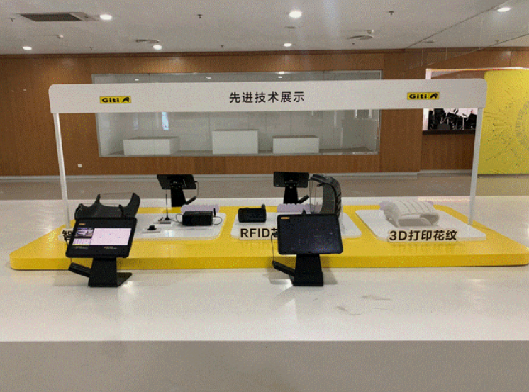 佳通輪胎在長城汽車的哈弗技術(shù)中心二樓展廳舉辦“佳通日”技術(shù)展會，旨在構(gòu)建更緊密的合作關(guān)系，提升服務(wù)質(zhì)量，并夯實雙方在未來市場的技術(shù)規(guī)劃和產(chǎn)品布局。這一活動為雙方提供了深入交流的機會，共同探討未來高質(zhì)量發(fā)展的途徑。