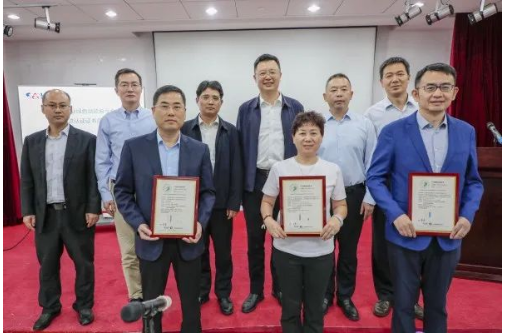 上海長(zhǎng)順電梯電纜有限公司表示，他們將繼續(xù)承擔(dān)重要的戰(zhàn)略任務(wù)，積極參與“碳達(dá)峰、碳中和”的倡議，為推動(dòng)綠色社會(huì)和綠色經(jīng)濟(jì)發(fā)展做出更大的貢獻(xiàn)。公司的努力和成就在綠色產(chǎn)業(yè)領(lǐng)域樹(shù)立了良好的典范。
