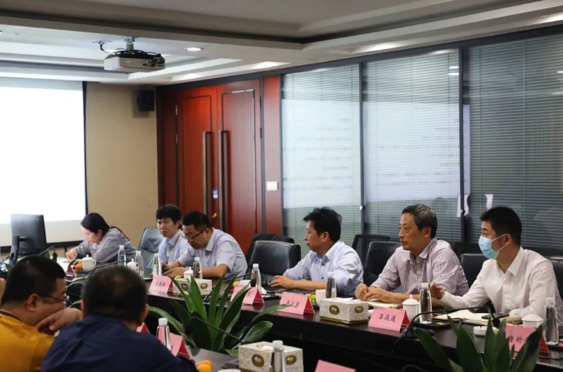 在寧海縣科協(xié)主席吳衛(wèi)東、建新黨總支書記、工會(huì)主席陳春學(xué)、科協(xié)主席呂遠(yuǎn)通、科協(xié)副主席潘斌等人陪同下，教授專家團(tuán)隊(duì)參觀了建新的試驗(yàn)中心和減震工廠，深入了解了該公司工業(yè)操作系統(tǒng)及其在減震配件制造等領(lǐng)域的實(shí)際應(yīng)用。
