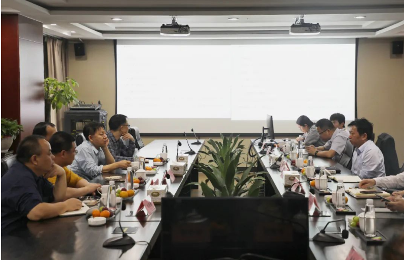 接下來(lái)，雙方深入討論了低氣味、低VOC密封條產(chǎn)品的開發(fā)，低動(dòng)靜比耐老化減震材料開發(fā)，橡膠材料和金屬/塑料基材骨架的粘連性改善等技術(shù)難題，并與建新的技術(shù)團(tuán)隊(duì)一同探討研究課題對(duì)實(shí)際生產(chǎn)技術(shù)的應(yīng)用和提升，為建新提供了更多科研支持。