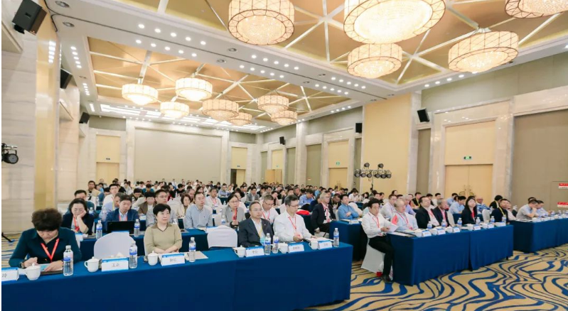 2023年合成橡膠行業(yè)發(fā)展大會暨專家委員會會議于2023年10月30日—11月1日在山東省青島市圓滿召開，來自100余家企業(yè)的近200名代表參加此次會議。中國合成橡膠工業(yè)協(xié)會會長梁愛民、名譽會長胡杰、監(jiān)事長齊潤通，以及副會長莊毅、龔光碧、姜朝陽和秘書長李迎等協(xié)會領導出席會議，李迎秘書長主持了會議。  此次大會由上海期貨交易所聯(lián)合主辦，國家橡膠與輪胎工程技術研究中心、上海好運物流有限公司、天津利安隆新材料股份有限公司等單位協(xié)辦。