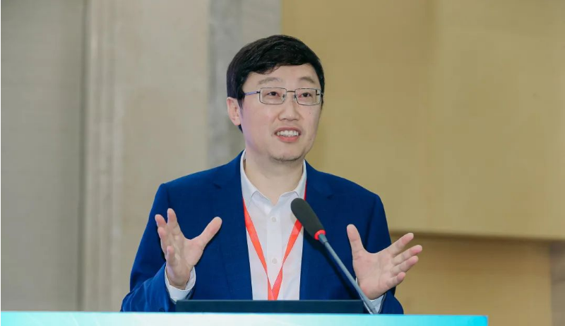 專家委員會會議由協(xié)會秘書長李迎主持，專家委員會主任張立群院士對協(xié)會專家委員會的工作結構和專家力量的協(xié)同作用給予高度評價，同時提出了關于產(chǎn)學研用深度融合以及合成橡膠行業(yè)高質(zhì)量發(fā)展方向的建議。