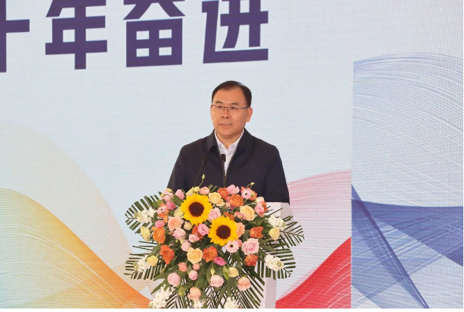 李慶華在發(fā)表致辭時(shí)指出：“卡博特旭陽投產(chǎn)以來的十年，是強(qiáng)強(qiáng)聯(lián)合、優(yōu)勢相生，創(chuàng)造合作典范的十年。卡博特旭陽不僅成長為區(qū)域經(jīng)濟(jì)發(fā)展的重要力量，還持續(xù)貢獻(xiàn)于社會發(fā)展，特別是相關(guān)環(huán)保指標(biāo)處于炭黑行業(yè)全球領(lǐng)先水平?！? width=