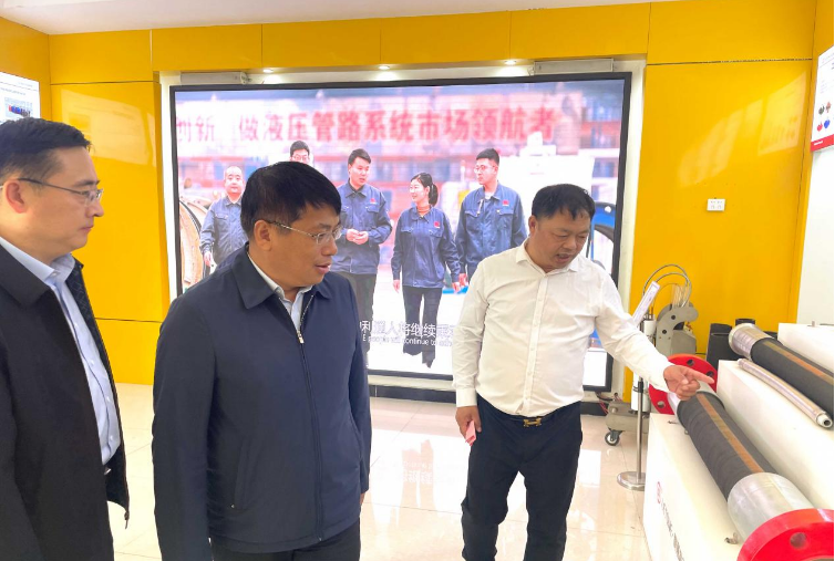 揭牌儀式結(jié)束后，王新會一行在董事長趙洪亮的陪同下，前往利通科技的產(chǎn)品展廳進(jìn)行了深入調(diào)研，詳細(xì)了解了公司的科研創(chuàng)新情況。他鼓勵利通科技繼續(xù)發(fā)揮自身優(yōu)勢，持續(xù)進(jìn)行科研創(chuàng)新。王新會還參觀了利通科技的科研基地和生產(chǎn)車間，以更深入了解公司在超高壓流體技術(shù)應(yīng)用和市場拓展方面的工作，鼓勵公司在凝聚科技人才、促進(jìn)自主創(chuàng)新、激發(fā)創(chuàng)造活力等方面發(fā)揮更大的作用，為液壓科技產(chǎn)業(yè)的高質(zhì)量發(fā)展貢獻(xiàn)力量。
