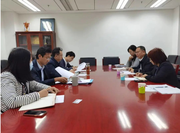 中國塑協(xié)理事長王占杰攜帶秘書長焦紅文、副秘書長兼經(jīng)濟合作部主任賈寧以及辦公室主任劉曉慧，于2023年11月2日拜會了工信部消費品工業(yè)司司長何亞瓊，雙方就推動塑料制品行業(yè)高質(zhì)量發(fā)展進行了深入座談交流。