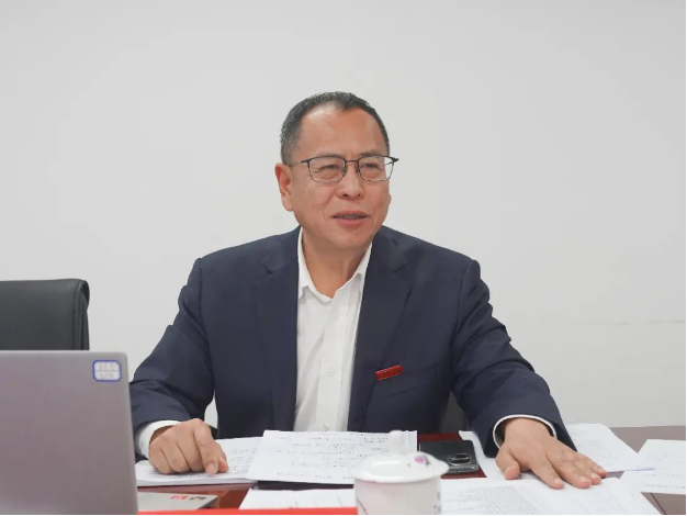 王占杰理事長在總結(jié)發(fā)言中首先介紹了我國塑料加工業(yè)前三季度的經(jīng)濟運行情況。盡管面對復(fù)雜嚴峻的國際環(huán)境和需求不足，我國塑料加工業(yè)仍在努力應(yīng)對，總體呈現(xiàn)出穩(wěn)步恢復(fù)向好的態(tài)勢。前三季度，各項經(jīng)濟運行指標普遍好于預(yù)期，塑料制品產(chǎn)量持續(xù)增加，利潤率呈上升趨勢，出口同比降幅收窄。我國塑料加工業(yè)具有巨大的潛力和韌性，發(fā)展穩(wěn)定，長期向好的基本面仍然堅實。