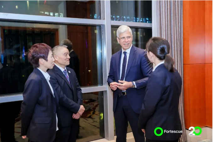 寶通科技與Fortescue me<i></i>tals Group的合作關(guān)系深厚，董事長(zhǎng)包志方曾多次率團(tuán)前往澳大利亞，與Fortescue在珀斯總部和黑德蘭港等地進(jìn)行密切交流，留下了寶通交流團(tuán)的足跡。Fortescue的現(xiàn)場(chǎng)團(tuán)隊(duì)對(duì)寶通的技術(shù)和產(chǎn)品表示高度贊譽(yù)。在2023年，F(xiàn)ortescue的各團(tuán)隊(duì)共三次前來(lái)寶通進(jìn)行訪問(wèn)，雙方就寶通全球化的現(xiàn)場(chǎng)服務(wù)以及新技術(shù)應(yīng)用展開(kāi)了更深入的探討。特別是在綠色生產(chǎn)和碳中和方面，寶通科技與Fortescue都堅(jiān)定地?fù)碛邢嗤睦砟詈湍繕?biāo)。
