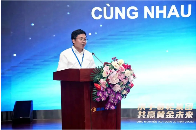 日前，賽輪集團(tuán)2023年度越南TBR優(yōu)秀經(jīng)銷(xiāo)商大會(huì)召開(kāi)，來(lái)自越南的120多位TBR經(jīng)銷(xiāo)商伙伴參加。會(huì)議以“攜手賽輪集團(tuán) 共贏黃金未來(lái)”為主題，國(guó)家橡膠與輪胎工程技術(shù)研究中心主任、賽輪集團(tuán)名譽(yù)董事長(zhǎng)袁仲雪出席并致辭。