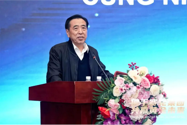 袁仲雪在講話中強(qiáng)調(diào)，越南工廠對(duì)于賽輪集團(tuán)全球化戰(zhàn)略具有重要戰(zhàn)略意義，也是中國(guó)輪胎企業(yè)“走出去”的第一座海外工廠，更是目前世界上最大的輪胎單體工廠之一，其戰(zhàn)略意義不言而喻。他表示，賽輪在越南建立了完整的產(chǎn)業(yè)鏈，包括研發(fā)、生產(chǎn)、銷(xiāo)售等，將更好地為全球用戶(hù)提供服務(wù)。他期待在大家的共同努力下，把越南打造成為賽輪全球化戰(zhàn)略的標(biāo)桿和范本。