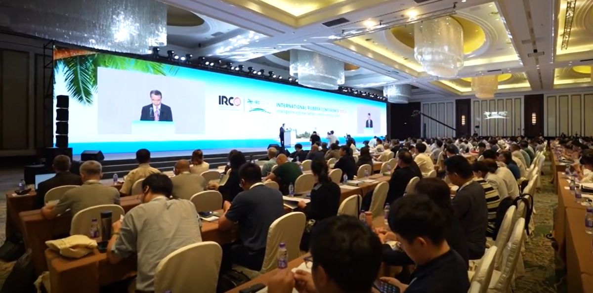 2023年國(guó)際橡膠會(huì)議(IRC2023)于11月7日在?？谑⒋箝_幕，來(lái)自近20個(gè)國(guó)家和地區(qū)的代表出席。這一大型橡膠學(xué)術(shù)盛會(huì)是國(guó)際橡膠會(huì)議組織(IRCO)的重要會(huì)議，也是全球橡膠領(lǐng)域的最高級(jí)別學(xué)術(shù)盛事，每年輪流由IRCO成員國(guó)主辦。中國(guó)已成功承辦過(guò)IRC1992、IRC2004和IRC2014，IRC2023是中國(guó)第四次主辦的國(guó)際橡膠會(huì)議。