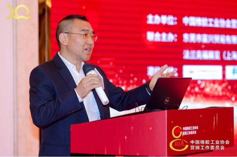 接下來，上一任中橡協(xié)副會長兼營銷工委理事長朱仁恩做近一年主要工作報告。同時寄語新一屆理事會團(tuán)結(jié)一心，共同努力，開辟中國輪胎經(jīng)銷商行業(yè)新局面。