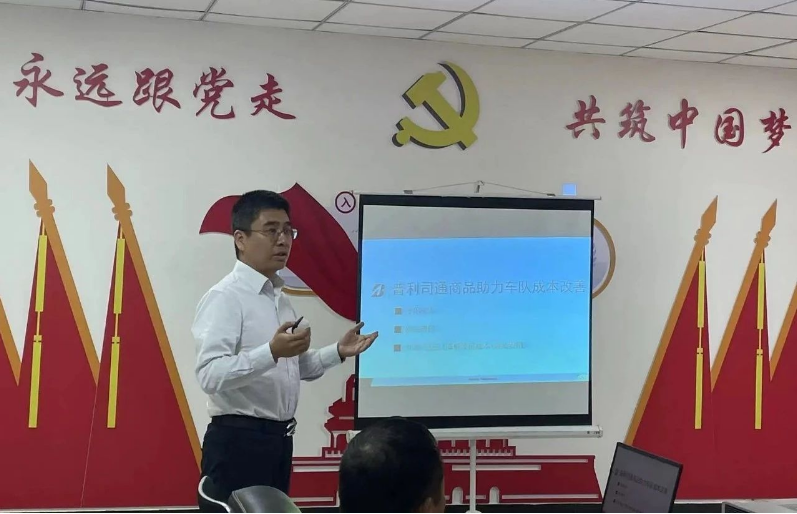 普利司通中國投資有限公司董錚課長在會(huì)上詳細(xì)解讀了“普利司通”輪胎的特點(diǎn)、優(yōu)點(diǎn)以及如何實(shí)現(xiàn)省油，為廣大物流企業(yè)實(shí)現(xiàn)成本降低提供了實(shí)質(zhì)性的支持。