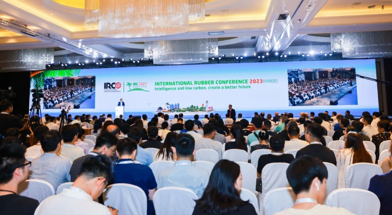 以“智能低碳，共創(chuàng)美好未來”為主題的2023年國際橡膠會議在海口成功召開，此次為期三天的盛會吸引了來自約20個國家和地區(qū)的近千位嘉賓和代表參與，共同探討橡膠產(chǎn)業(yè)的發(fā)展趨勢、綠色轉(zhuǎn)型、產(chǎn)業(yè)結(jié)構(gòu)調(diào)整優(yōu)化以及橡膠工業(yè)的最新技術(shù)進展等重要議題。江蘇興達鋼簾線有限公司副總經(jīng)理兼營銷中心總經(jīng)理劉濤親自帶隊出席。