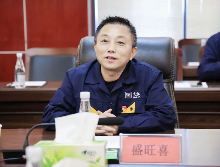 座談會上，盛旺喜對清徐縣政府及山西亞鑫能源集團(tuán)一行的到來表示熱烈歡迎，并對清徐縣委、縣政府及經(jīng)濟(jì)開發(fā)區(qū)對太原黑貓的關(guān)心表示感謝。他強(qiáng)調(diào)了集團(tuán)導(dǎo)電、橡膠等前端性化工制造的發(fā)展方向，并希望雙方未來能夠進(jìn)一步加強(qiáng)合作，充分發(fā)揮資源優(yōu)勢互補(bǔ)，為企業(yè)的全方位、前瞻性發(fā)展謀劃好戰(zhàn)略，布局好發(fā)展。