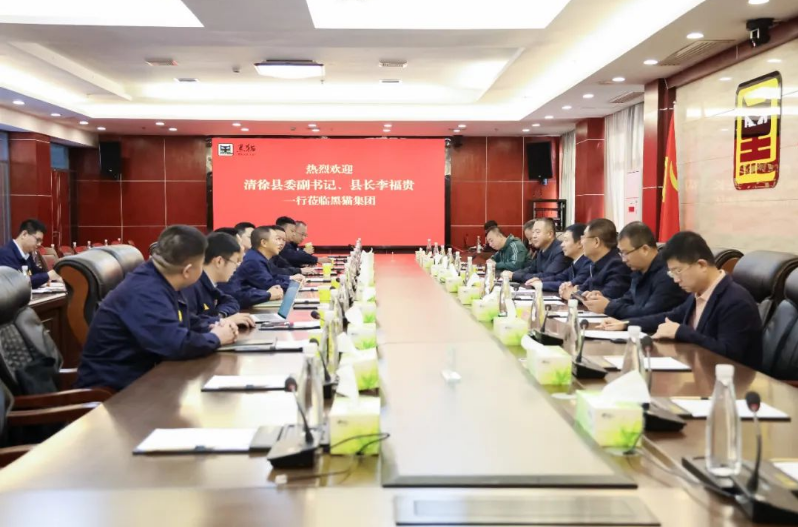 賈永明介紹了亞鑫能源集團(tuán)的基本情況，并表示與太原黑貓多年來已經(jīng)建立了深厚的合作基礎(chǔ)。他希望雙方能夠持續(xù)深化戰(zhàn)略合作關(guān)系，進(jìn)一步發(fā)揮資源共享的優(yōu)勢，在高端化、智能化、綠色化、集成化精細(xì)化工、尖端產(chǎn)品和先進(jìn)技術(shù)等領(lǐng)域找到更多合作切入點(diǎn)，促進(jìn)雙方實(shí)現(xiàn)跨越式發(fā)展。雙方在座談會上還就其他方面的合作進(jìn)行了深入交流。