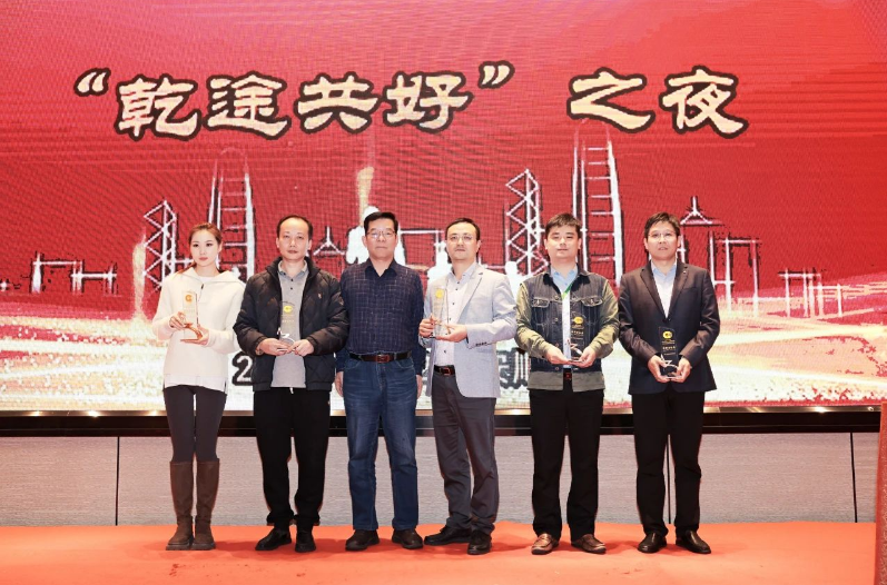 李衛(wèi)東會長為本次大會給予大力支持的單位頒發(fā)了“特殊貢獻獎”獎杯。這次以“穩(wěn)鏈、延鏈、強鏈”為主題的會議，成功為我國輪胎循環(huán)利用行業(yè)探索了新的路徑，為產(chǎn)業(yè)鏈的優(yōu)化升級貢獻了新的智慧。