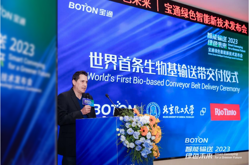 力拓集團全球采購固定設備采購總監(jiān)Jo<i></i>nathan Wilson先生親手接過世界第一條生物基輸送帶，并表示：“可持續(xù)發(fā)展、ESG、綠色節(jié)能低碳是力拓追求的目標，寶通與力拓戰(zhàn)略理念相契合，且不斷為力拓提供具有競爭力的產(chǎn)品與優(yōu)質(zhì)的服務，并持續(xù)創(chuàng)新，不斷開發(fā)低滾阻、超耐磨，以及此次交付的生物基輸送帶。這次來到寶通，接觸到寶通的智能系統(tǒng)，感到非常驚艷，寶通的數(shù)字化水平給我留下了深刻的印象，我很期待未來力拓與寶通合作雙贏!”