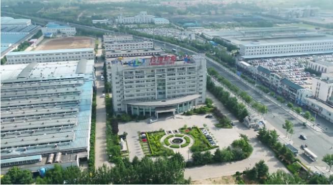 在這三家輪胎企業(yè)中，玲瓏輪胎在推動企業(yè)可持續(xù)發(fā)展方面走在了前列。為提升企業(yè)ESG競爭力，玲瓏輪胎積極推動可持續(xù)天然橡膠發(fā)展，于2022年成為中國大陸首家加入“全球可持續(xù)天然橡膠平臺(GPSNR)”的輪胎企業(yè)。這一舉措為該企業(yè)在輪胎產(chǎn)業(yè)和技術(shù)方面帶來了先發(fā)性和可持續(xù)性的優(yōu)勢。