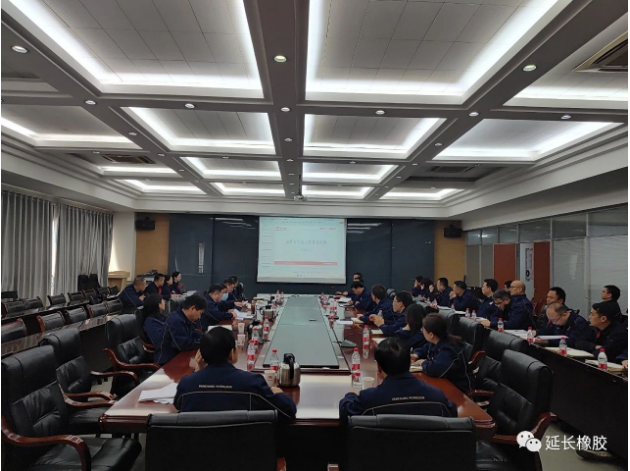陜西延長石油集團(tuán)橡膠有限公司于11月14日召開了經(jīng)營分析復(fù)盤會(huì)，會(huì)議由該公司董事長兼總經(jīng)理張航偉主持，西橡公司副總經(jīng)理賀莉莉、延橡公司領(lǐng)導(dǎo)班子成員，以及財(cái)務(wù)專家、技術(shù)專家和各中心、各部門負(fù)責(zé)人參加會(huì)議。