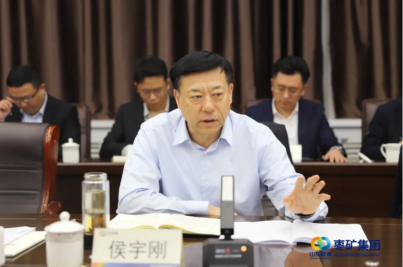 侯宇剛強調(diào)，要敏銳認(rèn)識當(dāng)前形勢，保持持續(xù)發(fā)力，鞏固已取得的良好發(fā)展態(tài)勢。他著重強調(diào)，必須加速橡膠產(chǎn)業(yè)的拓展和升級，使其在規(guī)模上更為龐大且更具競爭力。與此同時，他還要求加快建設(shè)橡膠產(chǎn)業(yè)研究院，提升科技研發(fā)能力，通過強化核心技術(shù)攻關(guān)為企業(yè)長遠發(fā)展提供堅實保障。在對明年工作的規(guī)劃中，侯宇剛強調(diào)要科學(xué)謀劃，敢于突破，發(fā)揮各自優(yōu)勢，形成整體合力，解決制約企業(yè)發(fā)展的問題，凝聚“一家人、一盤棋、一條心”的強大合力。