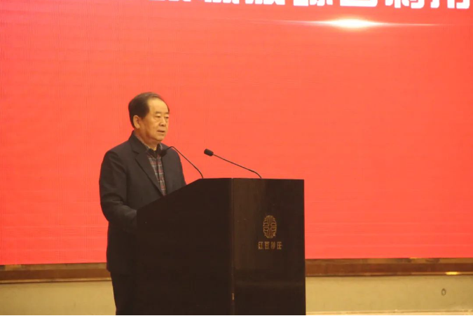  中橡協(xié)廢橡膠綜合利用分會(huì)理事長(zhǎng)呂務(wù)民在開(kāi)場(chǎng)致辭中，基于廢橡膠綜合利用行業(yè)現(xiàn)狀，以“加快轉(zhuǎn)型升級(jí)實(shí)踐高質(zhì)量發(fā)展”為主題，提出了化解原材料壓力、樹(shù)立品牌意識(shí)、加快綠色轉(zhuǎn)型、加強(qiáng)溝通穩(wěn)定市場(chǎng)等方面的建議。