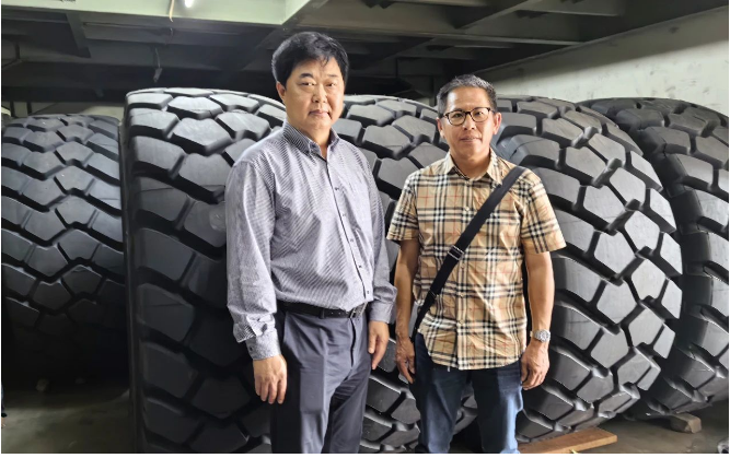 尚吉永主席向對方介紹了萬達集團的發(fā)展狀況以及萬達寶通輪胎產品的優(yōu)勢。他充分肯定了當前的合作成果，并表達了對未來合作的信心。尚主席表示希望未來雙方能夠繼續(xù)密切合作，力爭在2024年實現銷量翻番。此次交流為萬達寶通輪胎在東南亞市場的推廣以及合作資源的拓展奠定了堅實基礎，有望為其在東南亞市場的快速發(fā)展提供有力支持，助力萬達集團更快速地拓展國際市場。