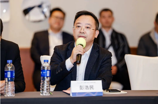 彭浩民表示，近年來，隨著國家環(huán)保政策的不斷升級和“雙碳”戰(zhàn)略的推進，粉末涂料的發(fā)展空間顯著擴大。然而，國內(nèi)粉末涂料企業(yè)眾多，產(chǎn)能過剩、同質(zhì)化嚴重、研發(fā)不足等問題也制約了行業(yè)的發(fā)展。彭浩民呼吁借助買化塑峰會平臺，與在座各位行業(yè)精英共同探討未來的發(fā)展方向，推動粉末涂料行業(yè)良性可持續(xù)發(fā)展。