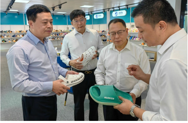 王占杰理事長對思迪嘉鞋業(yè)取得的成績表示高度肯定。他通過此次調研走訪，充分感受到塑料鞋產(chǎn)品的多樣性和企業(yè)的創(chuàng)新力。他表示對塑料鞋企業(yè)的不斷進步充滿信心，堅信該行業(yè)將在可持續(xù)高質量發(fā)展的道路上穩(wěn)步前行。