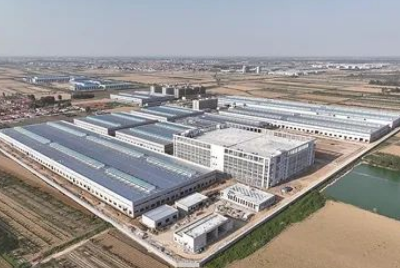 近期，青島東橡科技新材料項目二期的建設(shè)現(xiàn)場熱火朝天，隨著冬日的降臨，工人們緊鑼密鼓地進行內(nèi)部裝修、設(shè)備安裝調(diào)試以及廠區(qū)硬化等工程，呈現(xiàn)出一派繁忙的景象。